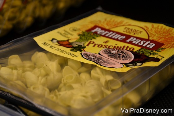 Foto de um produto à venda no Trader Joe's: massa recheada de presunto parma. 