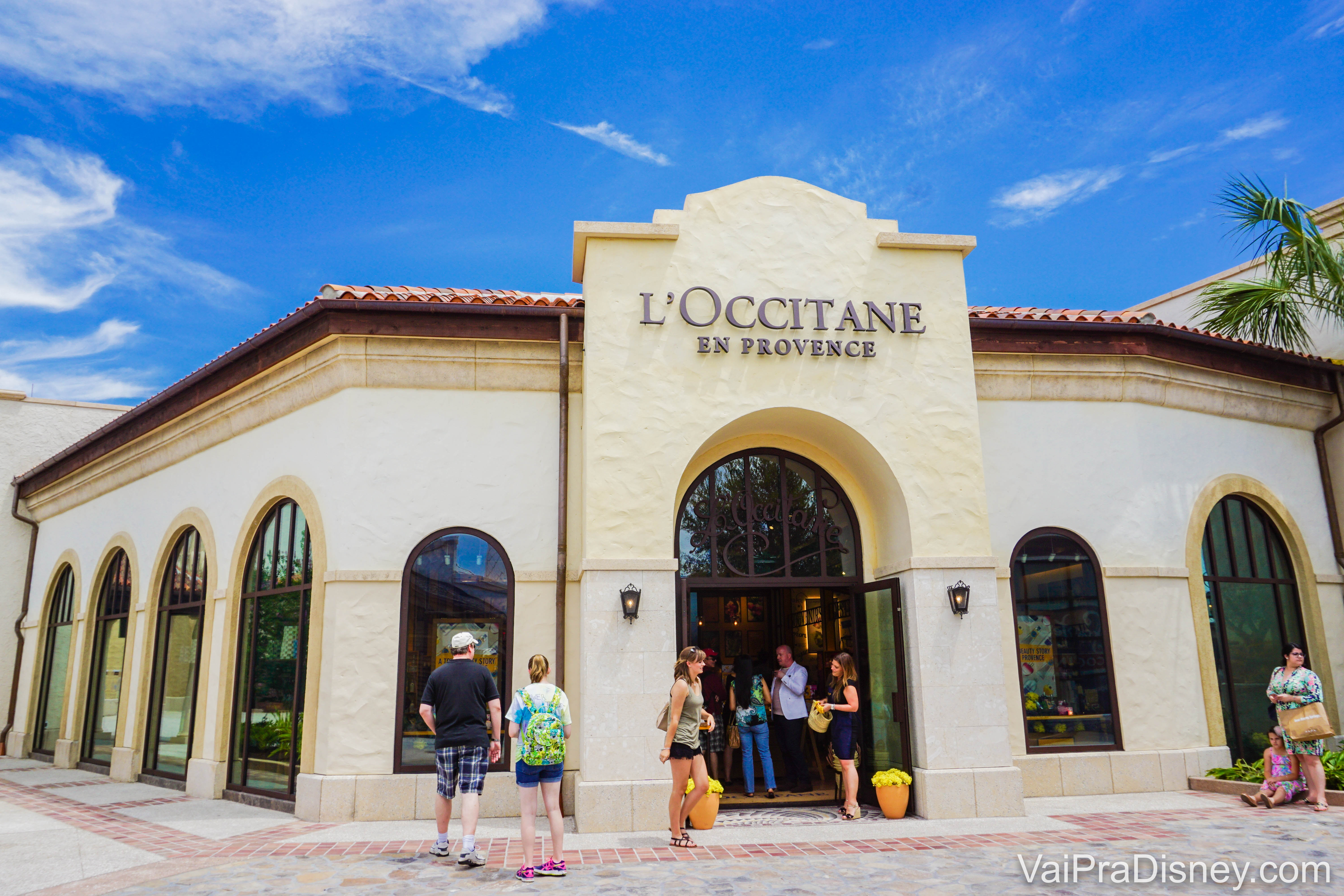 A imagem mostra a fachada da loja L'Occitane en Provence em Disney Springs 