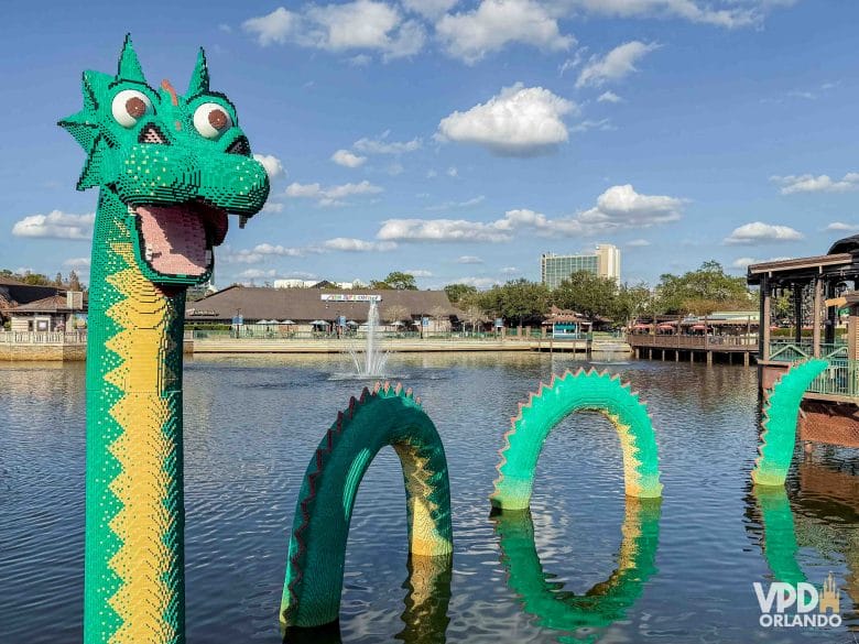 Foto do dragão de Lego em Disney Springs