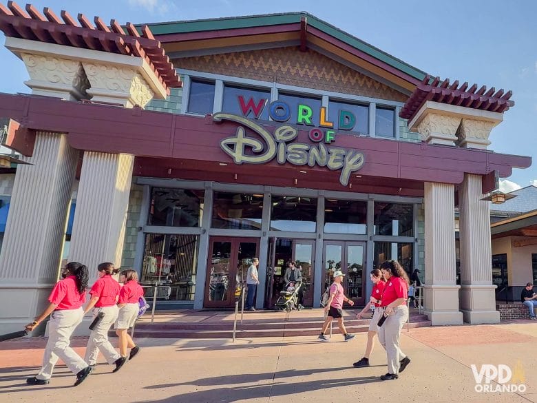 Imagem da placa na entrada da loja World of Disney, em Disney Springs