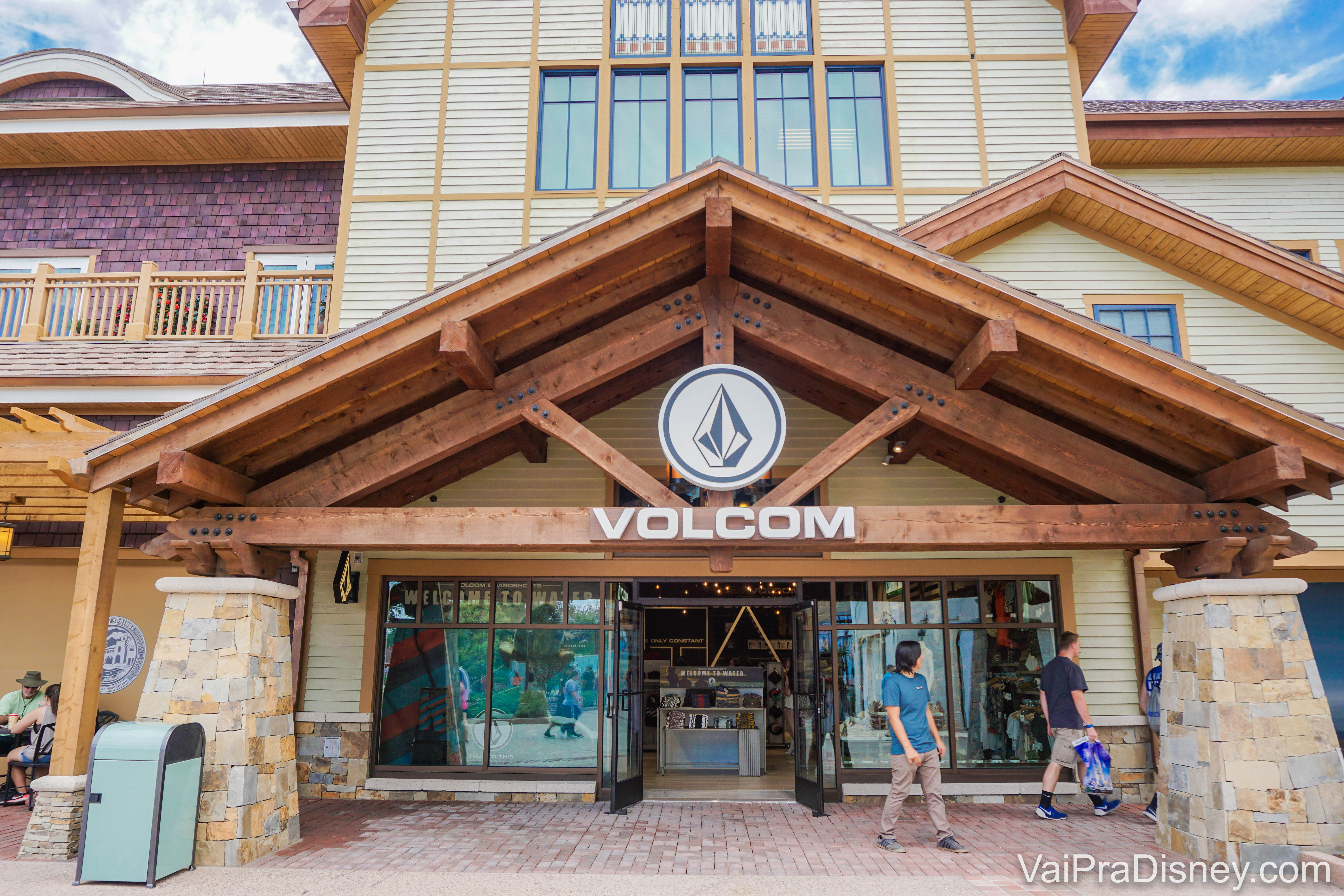 Foto da fachada da loja Volcom em Disney Springs. 