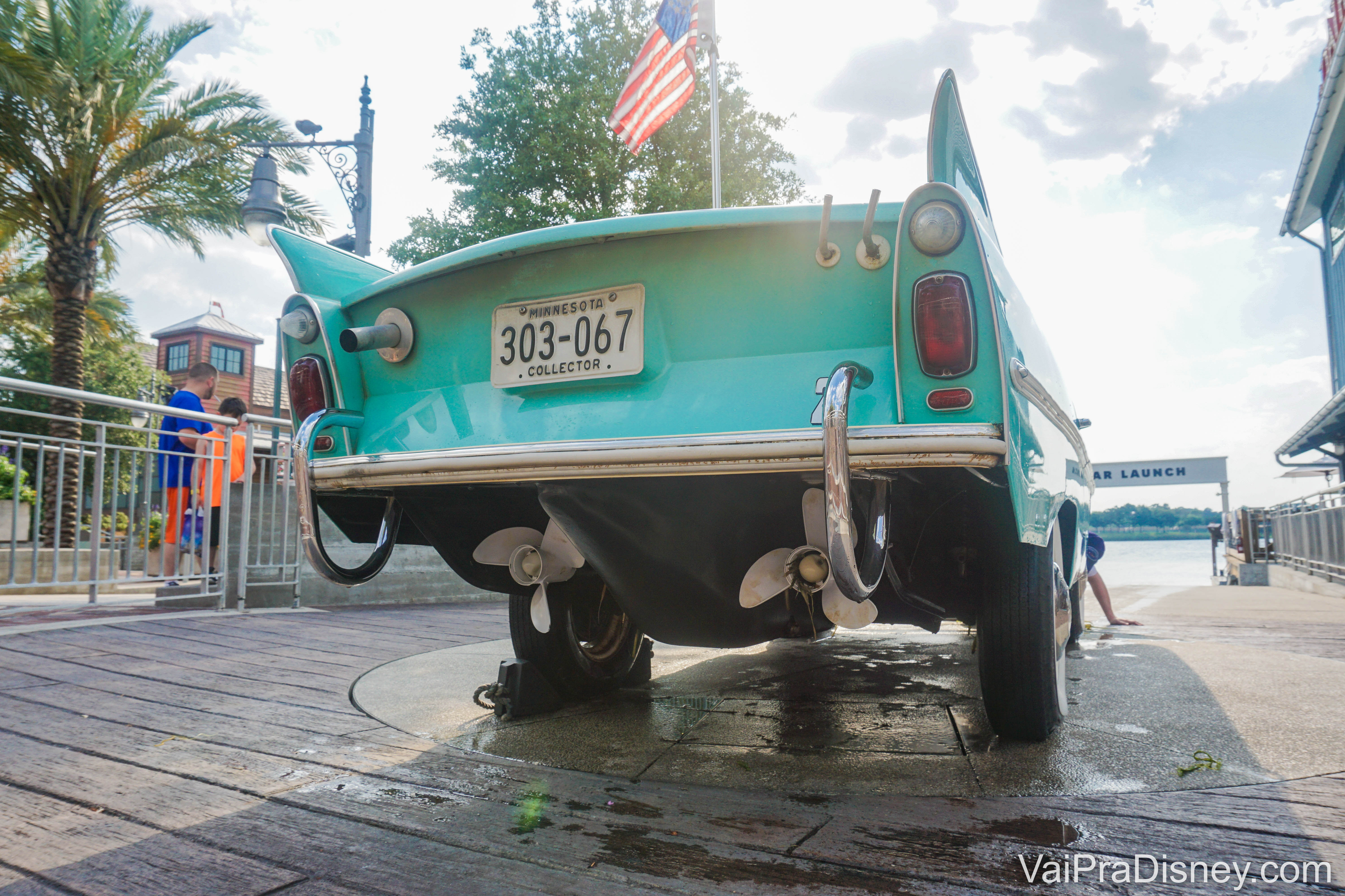 Foto da parte de trás do Amphicar, o carro anfíbio de Disney Springs. Ele é pintado de verde-água. 