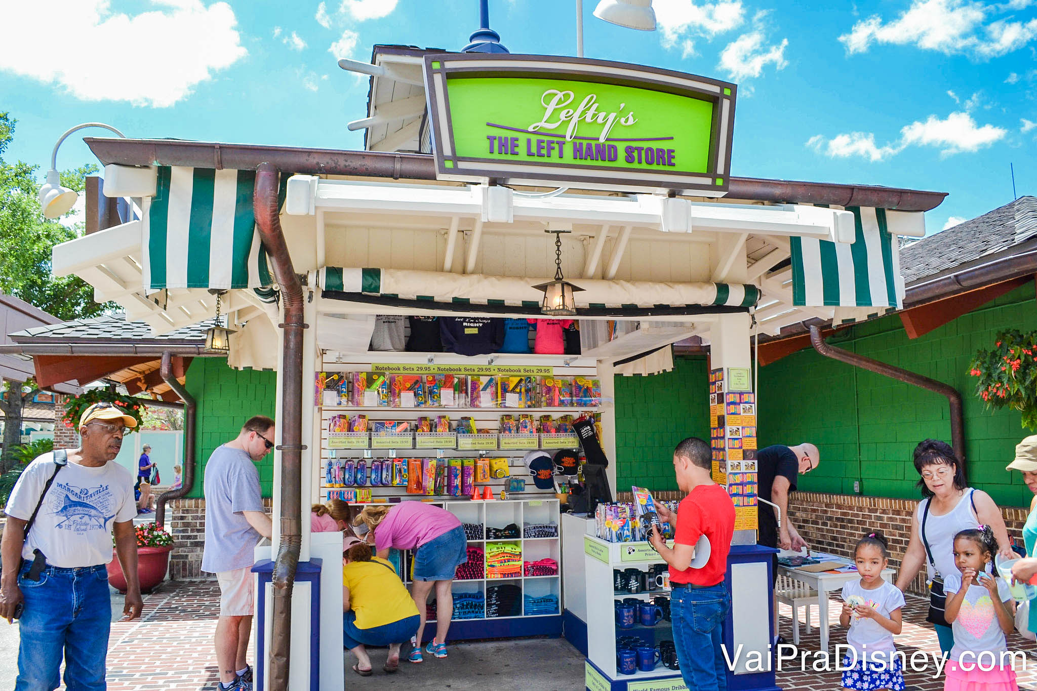 Foto do Lefty's, o quiosque de Disney Springs que vende produtos específicos para canhotos. Há vários visitantes passando em frente e alguns escolhendo produtos. 