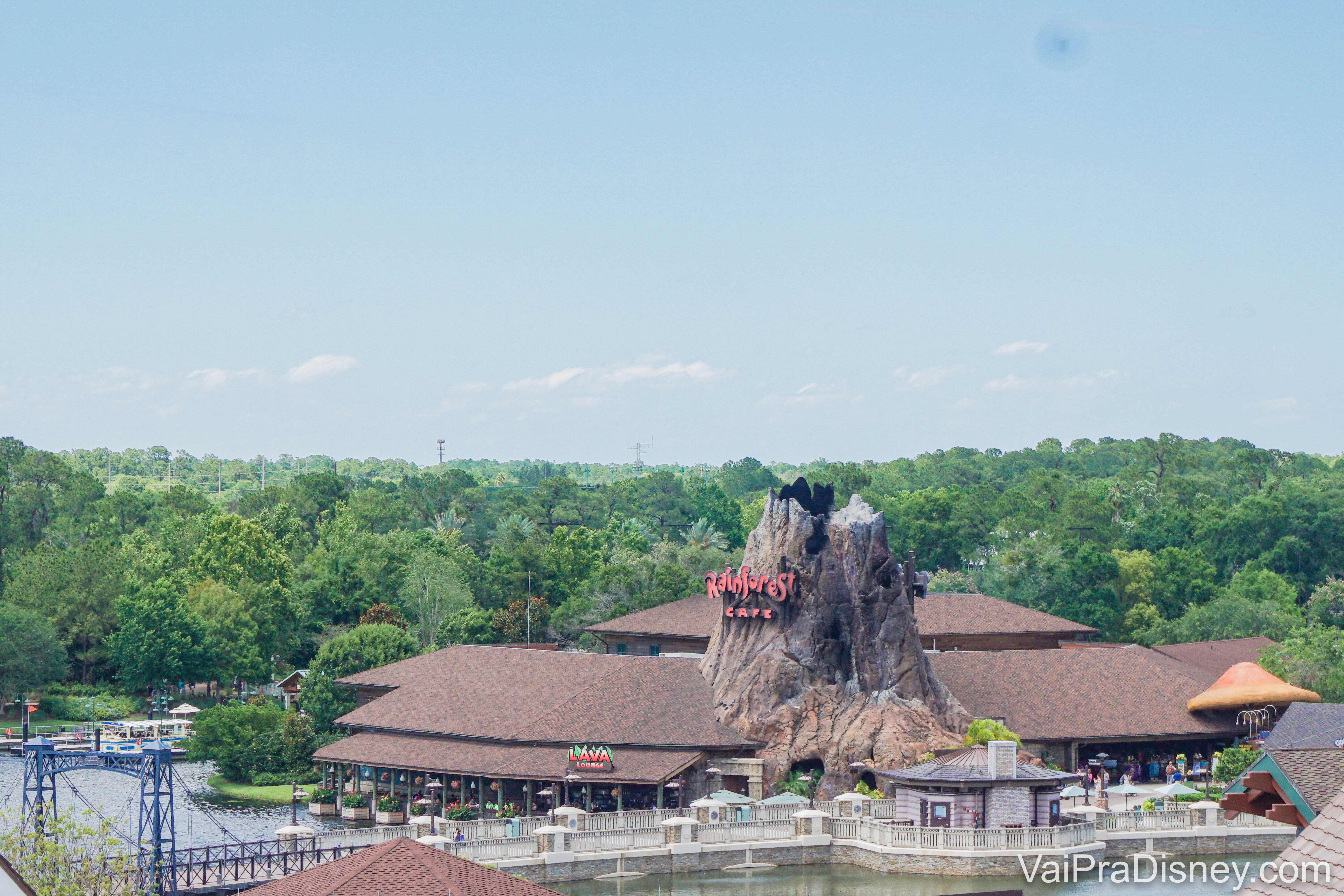 No Disney Springs você encontra uma unidade do famoso Rainforest Cafe, que chama atenção pelo vulcão.