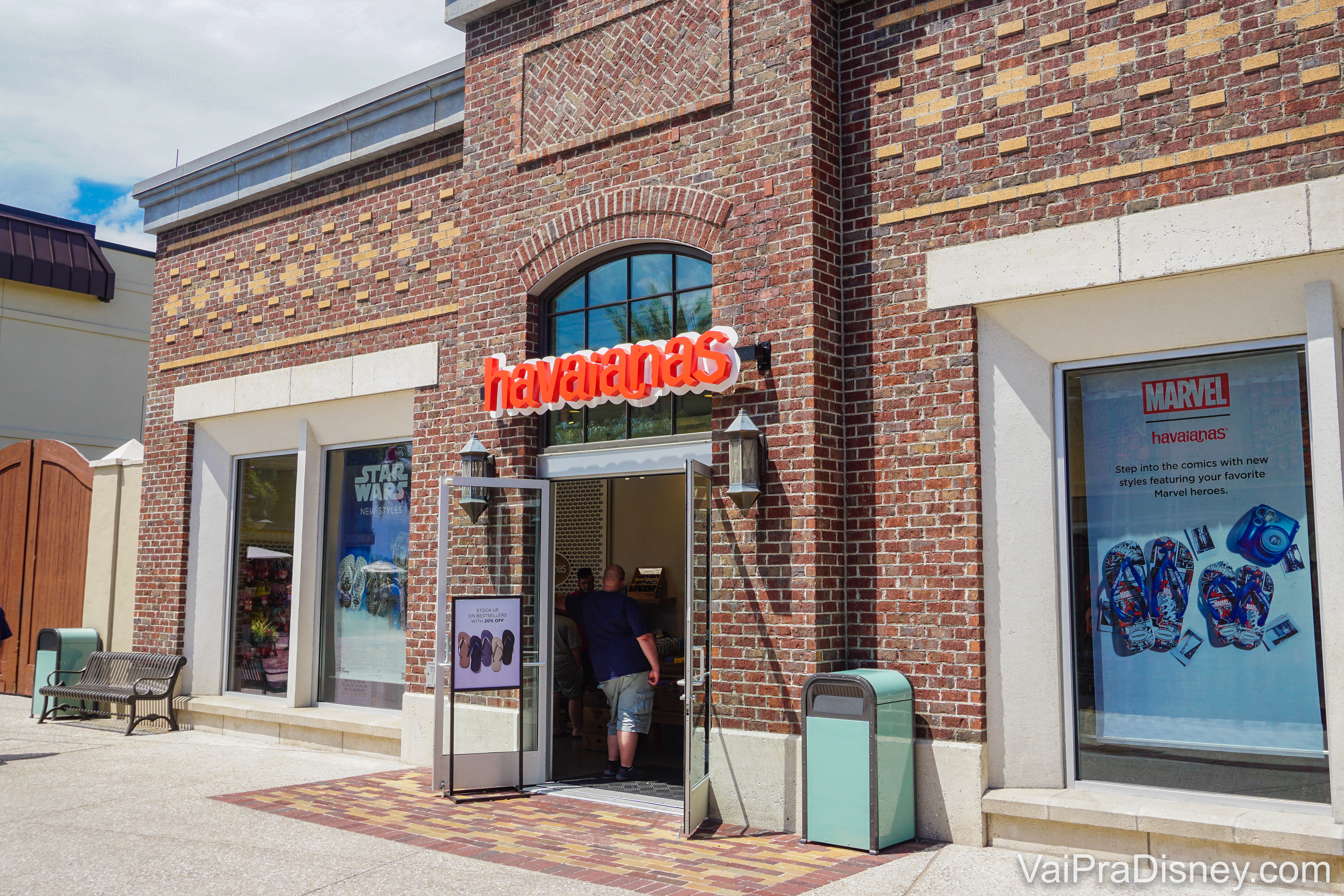 Imagem da fachada da loja da marca Havaianas em Disney Springs, com o logo tradicional da marca 