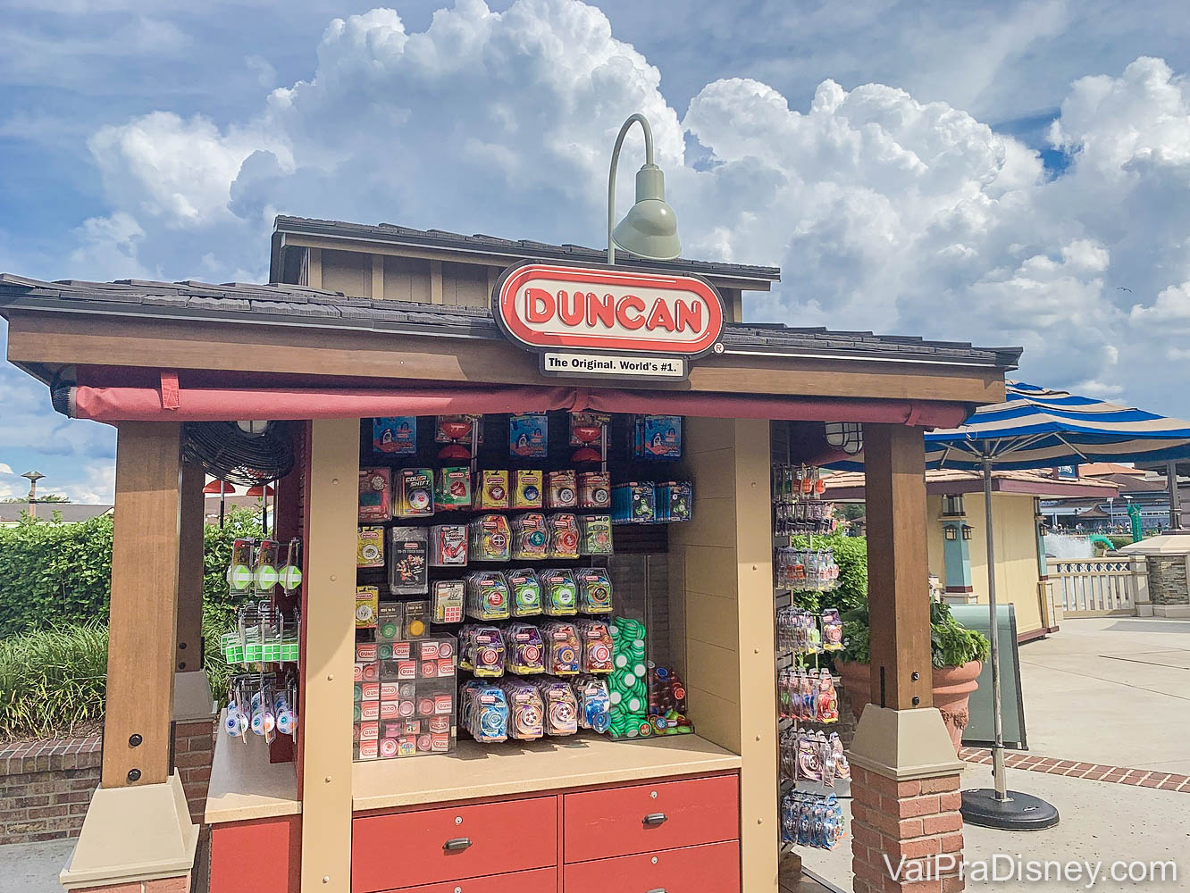 Foto de um quiosque da marca Duncan em Disney Springs, com alguns brinquedos em exposição. 