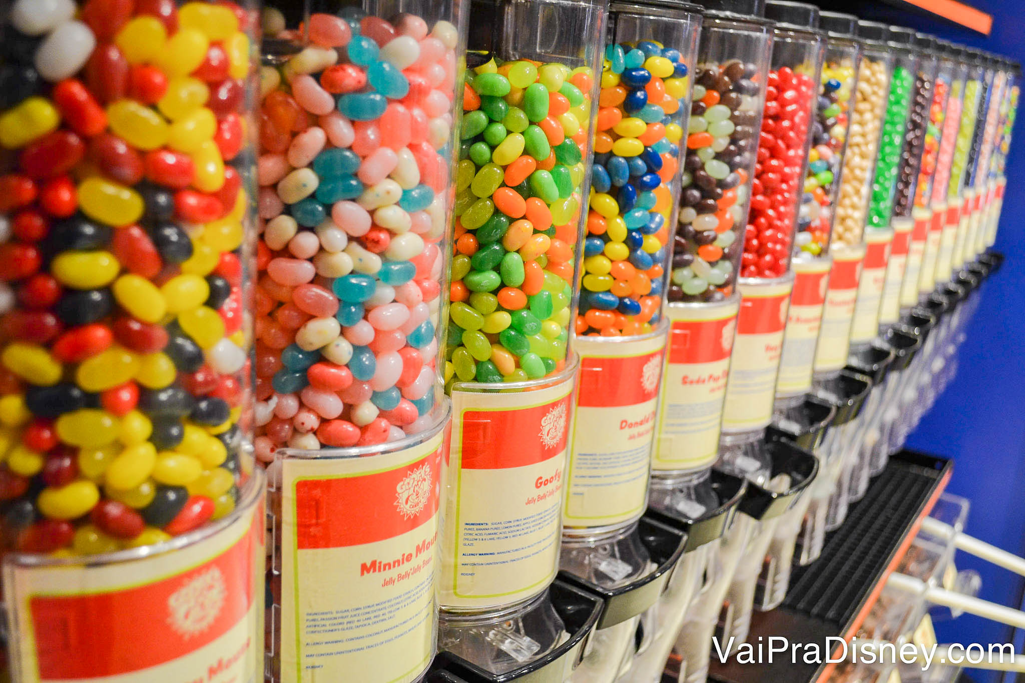 Imagem dos tubos cheios de balas coloridos na loja Goofy’s Candy Co em Disney Springs 