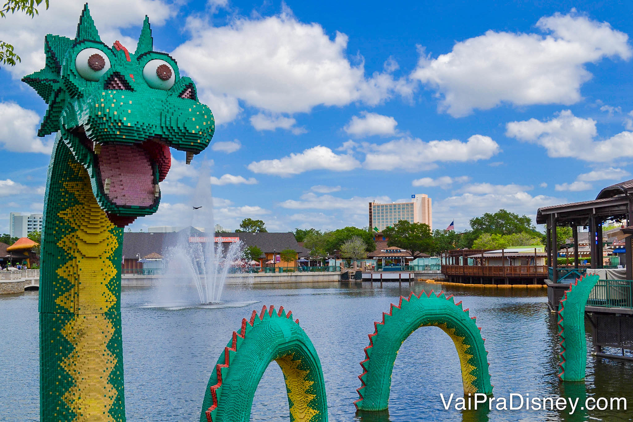 Imagem do dragão feito de Lego que fica no lago de Disney Springs, em frente à loja da Lego. 