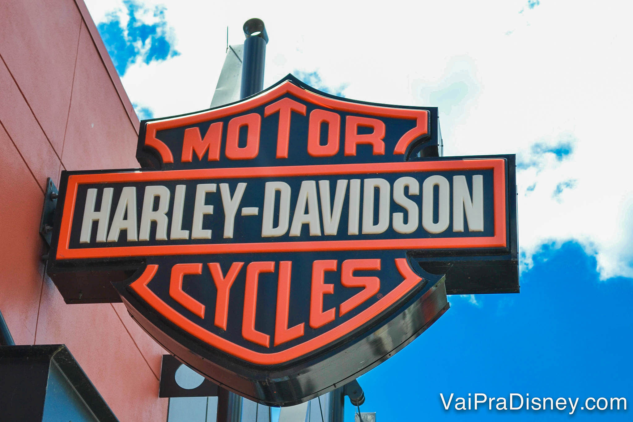 Foto do logo da Harley Davidson na loja de Disney Springs 