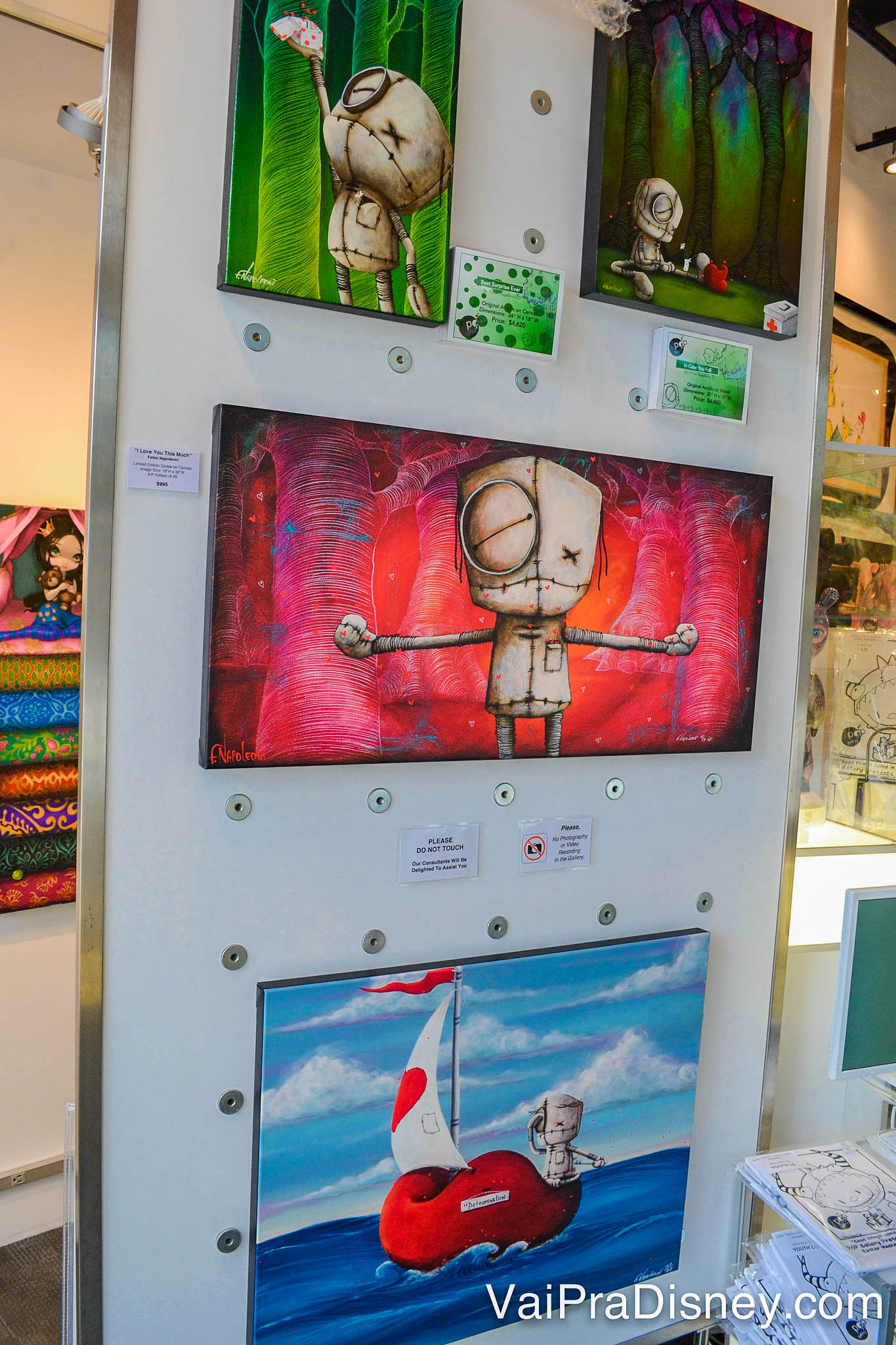 Imagem de dois quadros na galeria Pop Gallery, que fica em Disney Springs 