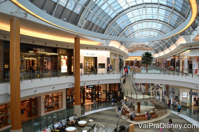 Não se assuste com as lojas de marcas caríssimas no Mall at Millenia, porque ali tem lojas para todos os gostos e bolsos.