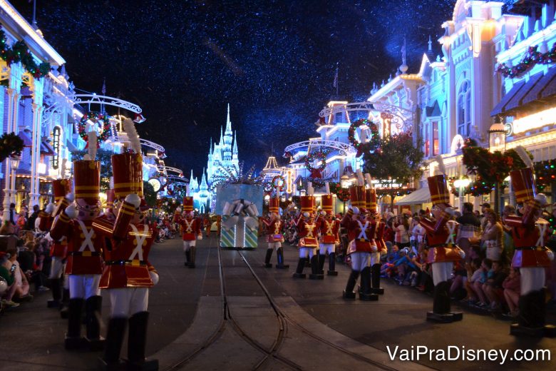 Foto da parada de soldadinhos quebra-nozes durante a Festa de Natal do Magic Kingdom