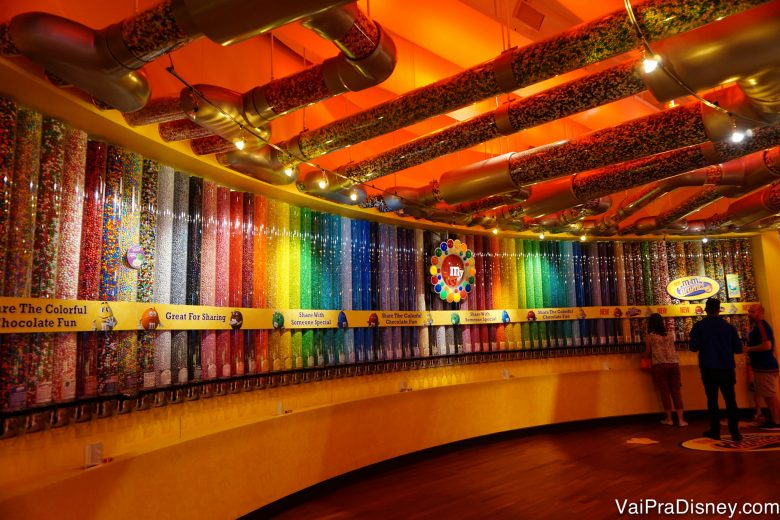 Foto do interior da loja de M&M's no Florida Mall, toda colorida