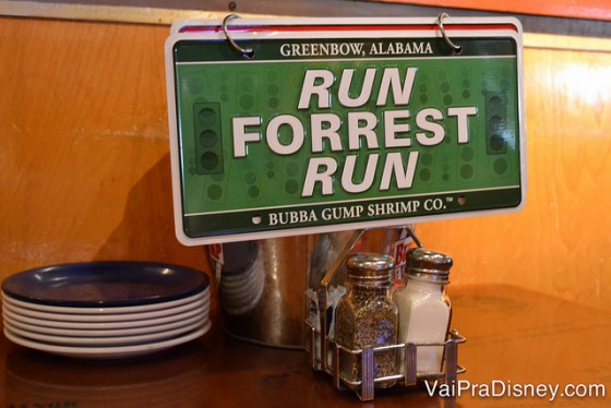 Placa para quando você não precisa do garçom. Foto da placa para informar o garçom no Bubba Gump, que diz "Run Forrest Run" em um fundo verde. 