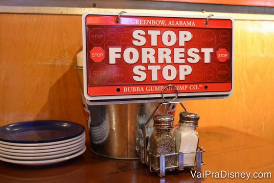 Placa para quando você precisa do garçom. Foto da placa para informar o garçom no Bubba Gump, que diz "Stop Forrest Stop" em um fundo vermelho 