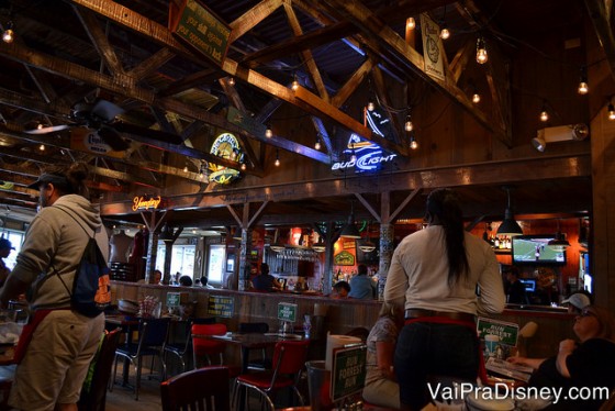 Um pouquinho do Bubba Gump por dentro: meio escuro, bem despojado e cheio de referências ao filme Forrest Gump. Foto do interior do restaurante Bubba Gump, todo de madeira. 