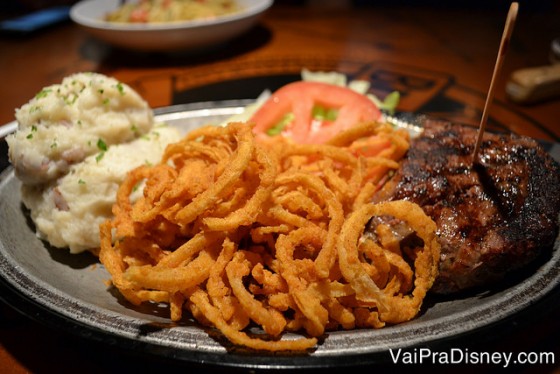 Para quem não curte camarão, os outros pratos também são gostosos. Foto de um prato com carne, onion rings e purê de batata 