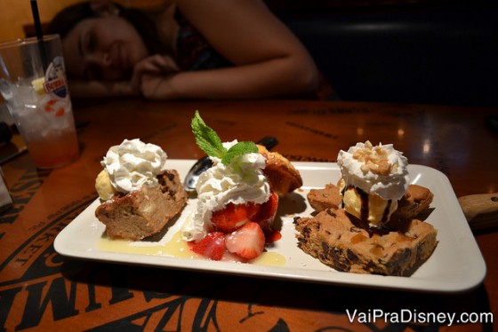 Trio de sobremesas no Bubba Gump. Nada nos impressionou muito. Foto de um prato com três sobremesas diferentes 