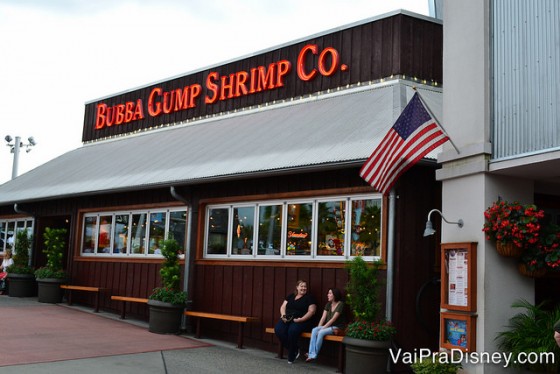 O primeiro restaurante que se avista ao chegar no CityWalk é também um dos mais populares, o Bubba Gump. Foto da entrada do restaurante Bubba Gump, que fica no CityWalk da Universal,