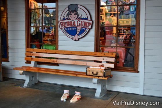 Ponto de fotos mais clássico do Bubba Gump. Não precisa nem entrar no restaurante para tirar uma foto ali. Foto do ponto de fotos do restaurante Bubba Gump, que fica no CityWalk da Universal, mostrando os famosos itens do filme Forrest Gump - os tênis, o banco de madeira e a mala. 