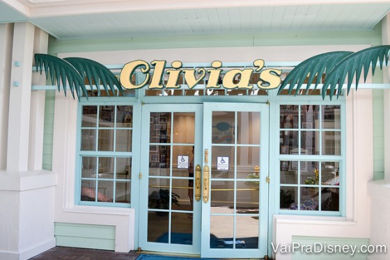 Fachada do Olivia's Cafe, um restaurante do Old Key West, pintada de azul com decoração de palmeiras 