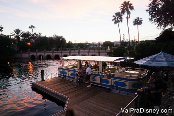 Foto do barco que sai do hotel e vai para o Disney's Springs. 