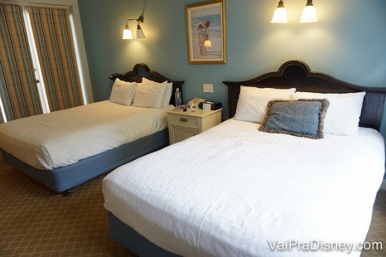 Foto do quarto no Old Key West, com duas camas de casal com roupa de cama branca, carpete e paredes pintadas de azul 