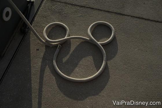 Foto de um Mickey feito de corda no chão, perto dos barcos no hotel 