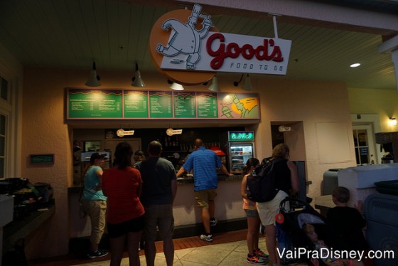 Foto dos visitantes na fila do Good's Food to Go, a opção de fast-food do hotel 
