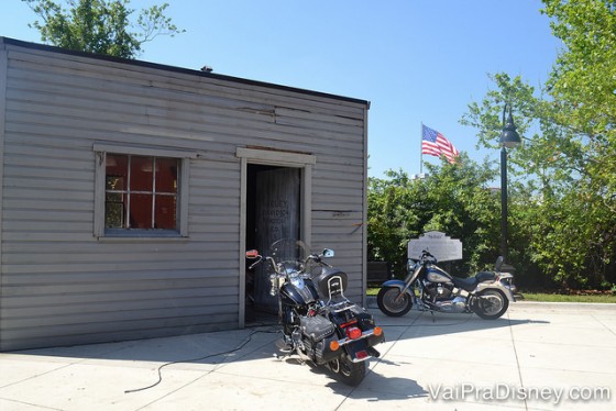 Para os fãs da marca: réplica da primeira oficina Harley no fundo de uma das lojas na região de Orlando.