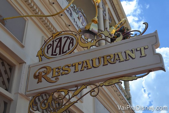 Foto da placa do The Plaza Restaurant, seguindo a decoração em estilo Art Nouveau 