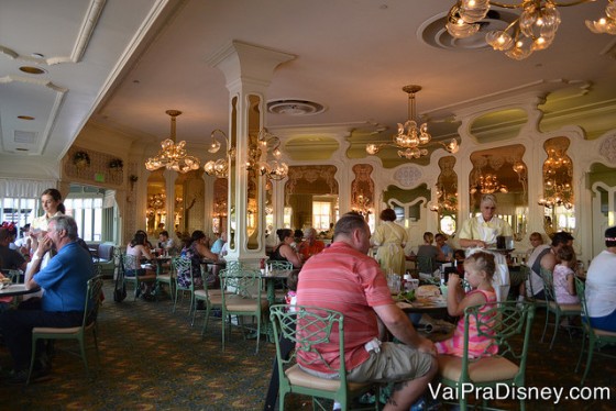 Foto do The Plaza Restaurant por dentro, com decoração estilo Art Nouveau e bem amplo