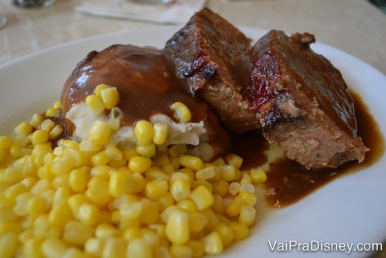 Foto do prato de meatloaf do Felipe, acompanhado de milho  