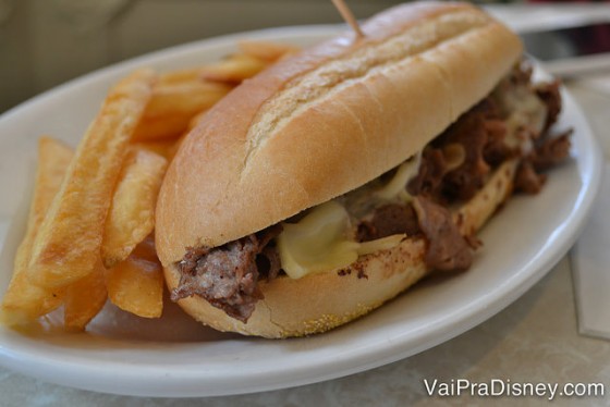 Foto do prato da Renata com o sanduíche acompanhado de batatas. 