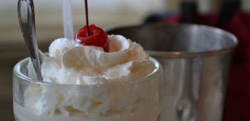 Foto do milkshake na taça com cereja em cima servido no The Plaza Restaurant do Magic Kingdom