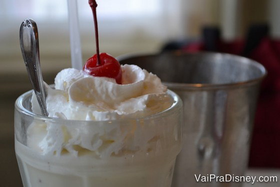 Foto do milkshake na taça com cereja em cima servido no The Plaza Restaurant do Magic Kingdom 