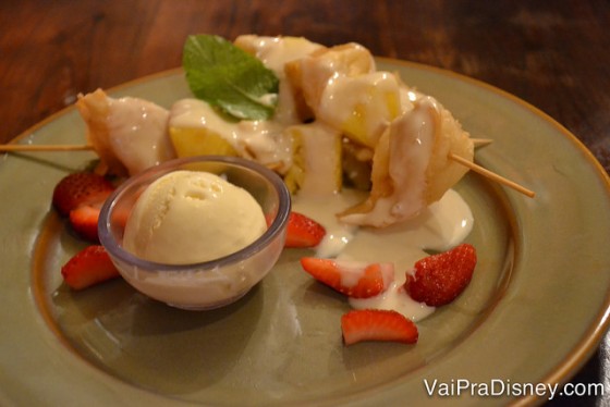 Wontons com cobertura de baunilha, acabaxi e morango no Yak & Yeti, restaurante do Animal Kingdom