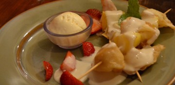 Wontons com cobertura de baunilha, acabaxi e morango no Yak & Yeti, restaurante do Animal Kingdom
