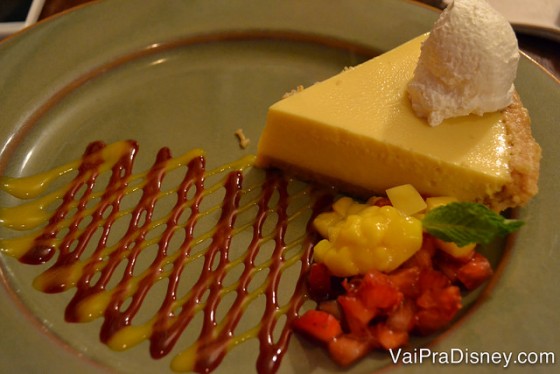 Foto da torta de manga com frutas picadinhas na sobremesa do Yak & Yeti 