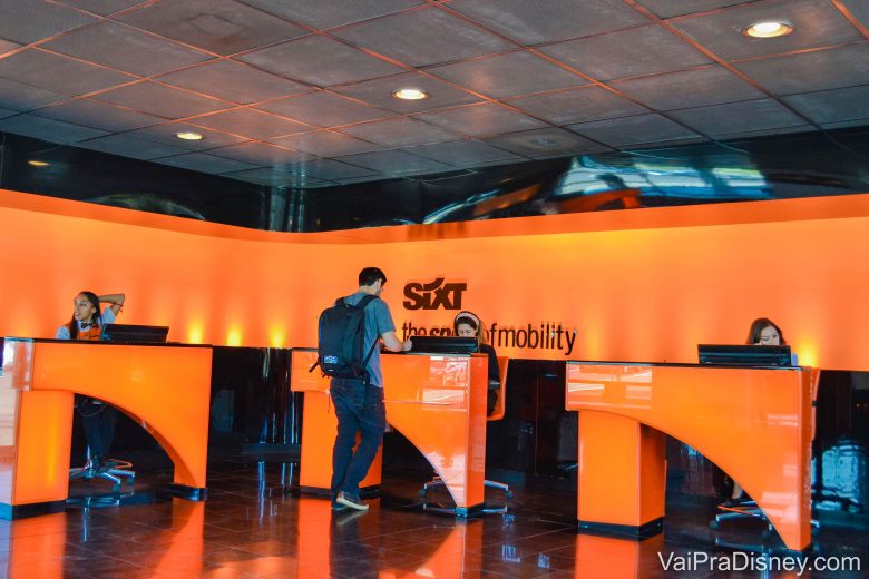 Balcão da locador de carro Sixt em Orlando, que fica fora do aeroporto