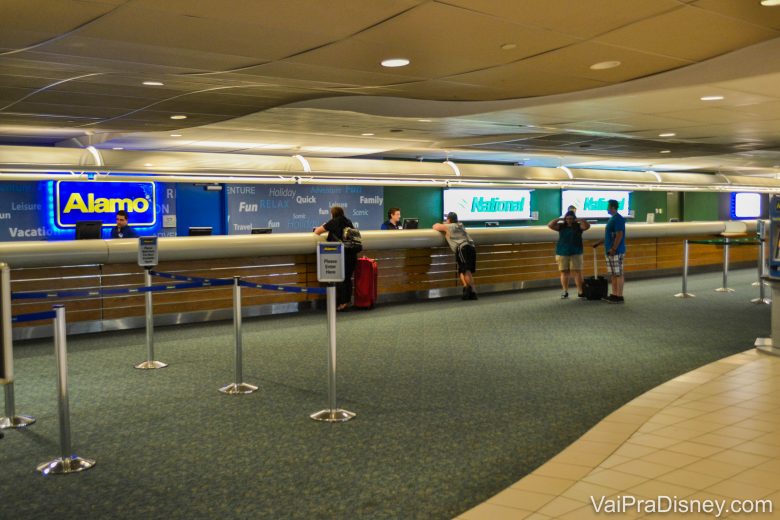 Balcão das locadoras de carro no aeroporto de Orlando