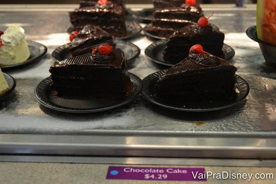 Foto dos bolos de chocolate disponíveis na vitrine de comidas do All Day Dining Deal 