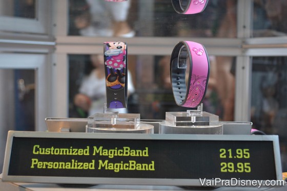 Foto das opções de MagicBand customizada ou personalizada na vitrine, uma com desenho da Minnie e outra rosa com algumas estampas discretas 