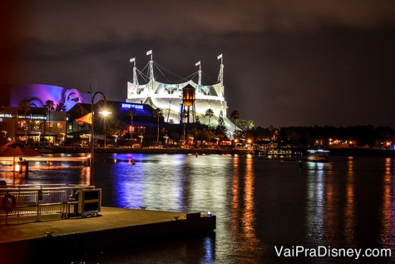 Foto da vista da mesa que escolhemos, para o Cirque du Soleil e o lago 