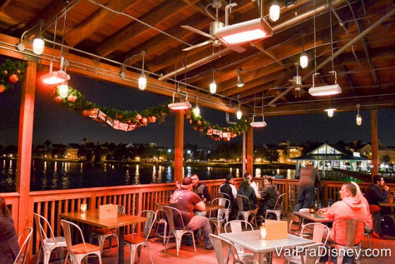 Foto da varanda do bar, com vista para o lago de Disney Springs 