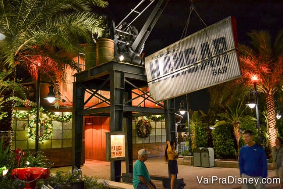 Foto da entrada do Jock Lindsey's Hangar Bar, com uma placa enorme indicando o nome do local  