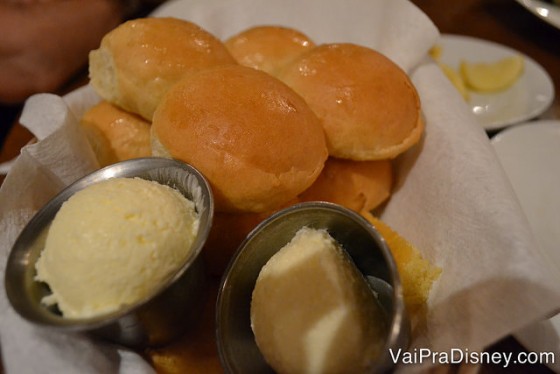 Foto do pão que é servido no jantar com a comida, acompanhado de manteiga 