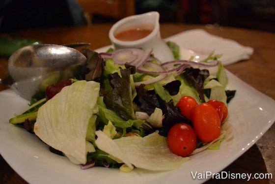 Foto da salada com molho de morango 