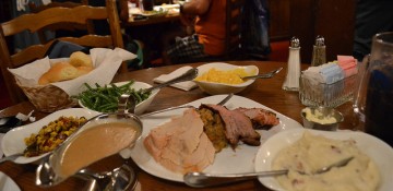 Foto da mesa com as diversas opções de comida Family Style no Liberty Tree Tavern, restaurante da Liberty Square do Magic Kingdom