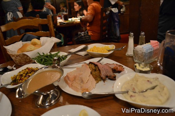 Foto da mesa com as diversas opções de comida Family Style no Liberty Tree Tavern, restaurante da Liberty Square do Magic Kingdom 